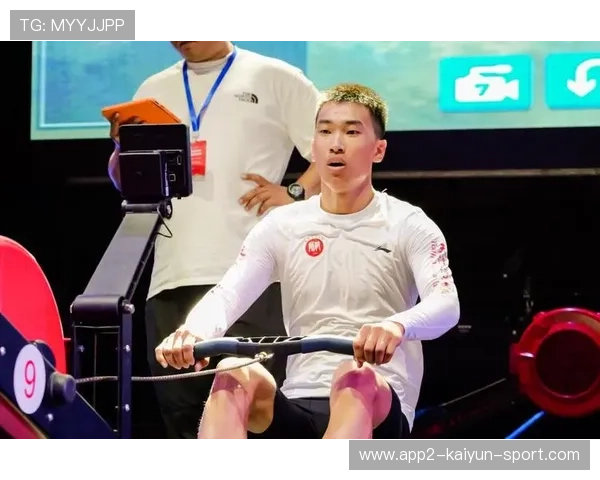 赛艇选手在对抗训练中展现良好推进节奏